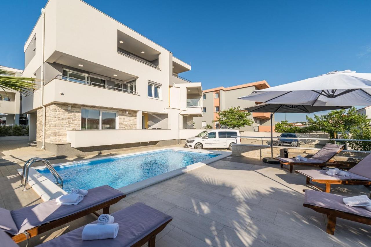 Apartments & Rooms Danivan Pool Villas B Новаля Екстер'єр фото